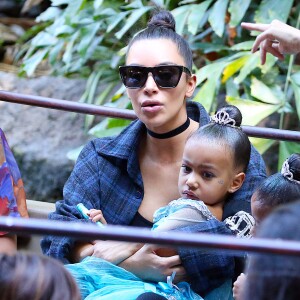 Kim Kardashian et sa fille North West - Kim et Kourtney Kardashian ont emmené leurs enfants à Disneyland à Anaheim le 19 mai 2016.