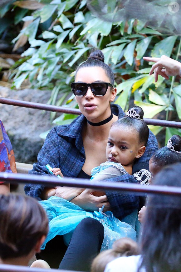 Kim Kardashian et sa fille North West - Kim et Kourtney Kardashian ont emmené leurs enfants à Disneyland à Anaheim le 19 mai 2016.