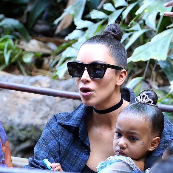 Kim Kardashian et sa fille North West - Kim et Kourtney Kardashian ont emmené leurs enfants à Disneyland à Anaheim le 19 mai 2016.