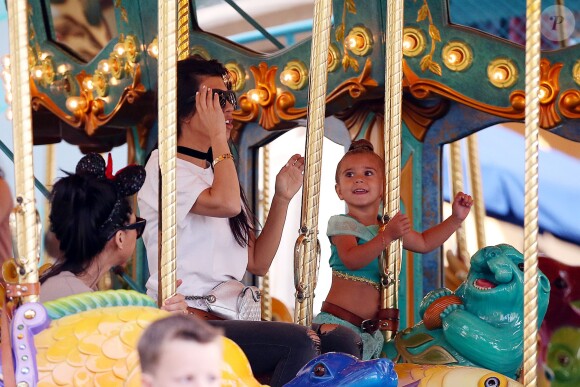 Kourtney Kardashian et sa fille Penelope à Disneyland à Anaheim le 19 mai 2016.