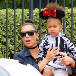 Kim Kardashian et sa fille North West à Disneyland. Anaheim, le 19 mai 2016.