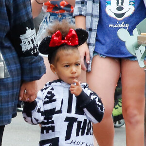 Kim Kardashian et sa fille North West à Disneyland. Anaheim, le 19 mai 2016.