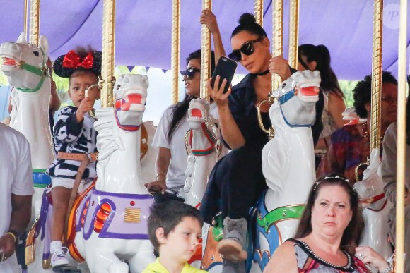 Kim, Kourtney Kardashian et leurs enfants North, Mason et Penelope à Disneyland. Anaheim, le 19 mai 2016.
