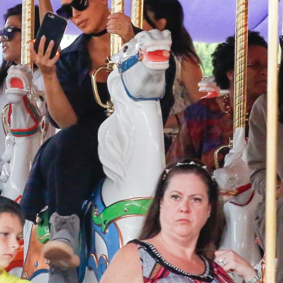 Kim, Kourtney Kardashian et leurs enfants North, Mason et Penelope à Disneyland. Anaheim, le 19 mai 2016.