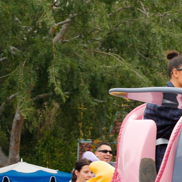 Kim Kardashian et sa fille North West à Disneyland. Anaheim, le 19 mai 2016.