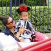 Kim Kardashian et sa fille North West à Disneyland. Anaheim, le 19 mai 2016.