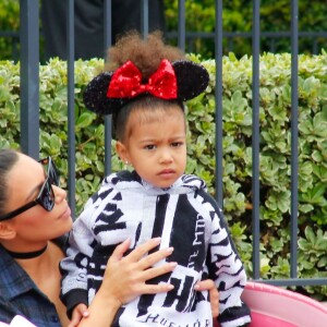 Kim Kardashian et sa fille North West à Disneyland. Anaheim, le 19 mai 2016.