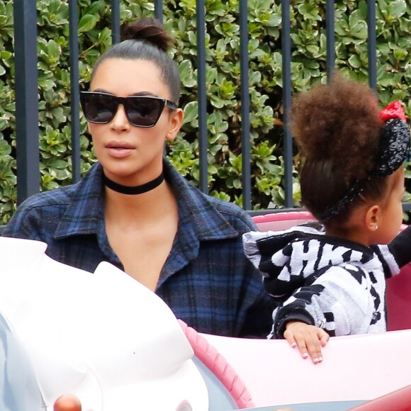 Kim Kardashian et sa fille North West à Disneyland. Anaheim, le 19 mai 2016.