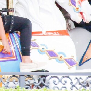 Kim, Kourtney Kardashian et leurs enfants North, Mason et Penelope à Disneyland. Anaheim, le 19 mai 2016.