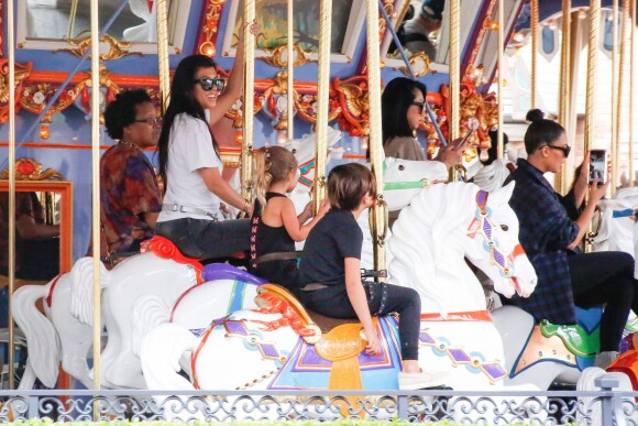 Kim, Kourtney Kardashian et leurs enfants North, Mason et Penelope à Disneyland. Anaheim, le 19 mai 2016.