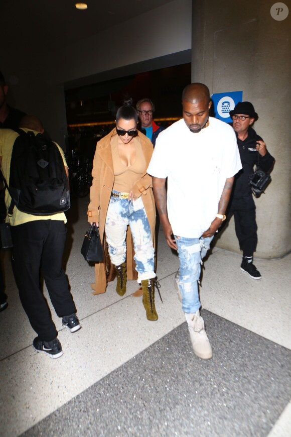 Kim Kardashian et son mari Kanye West arrivent à l'aéroport de LAX à Los Angeles, le 19 mai 2016.