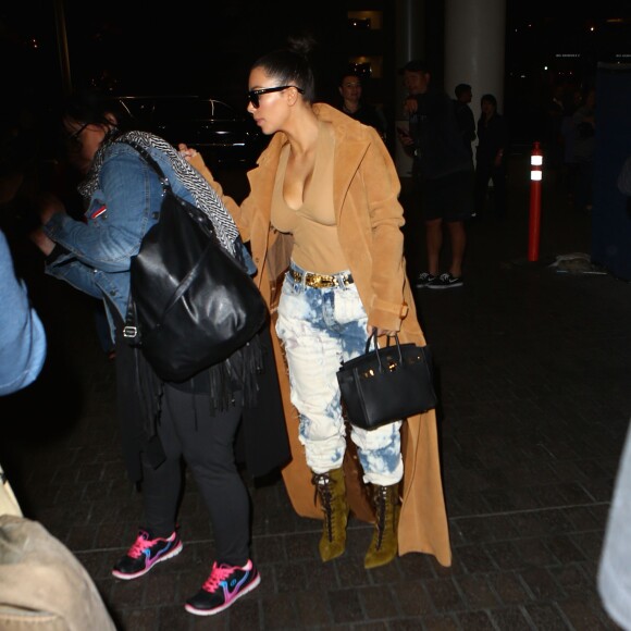 Kim Kardashian et son mari Kanye West arrivent à l'aéroport de LAX à Los Angeles, le 19 mai 2016.