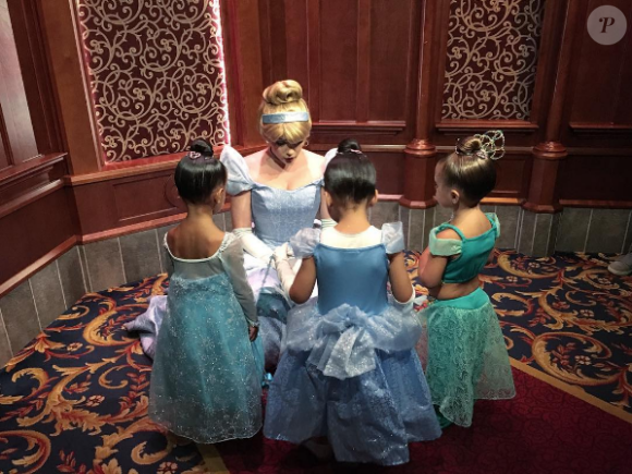Réunion de princesses ! North West, Ryan Romulus (fille de Tracy Nguyen Romulus) et Penelope Disick à Disneyland. Anaheim, le 19 mai 2016.