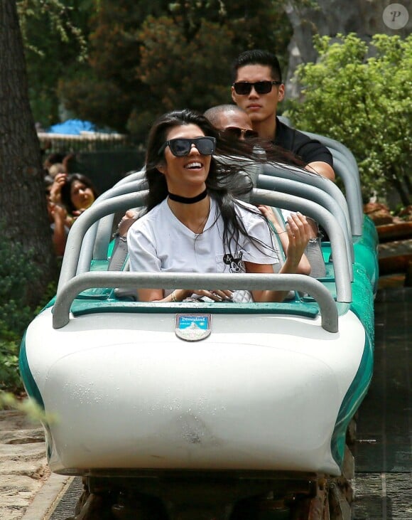 Kourtney Kardashian s'éclate avec son fils Mason à Disneyland à Anaheim, le 19 mai 2016.