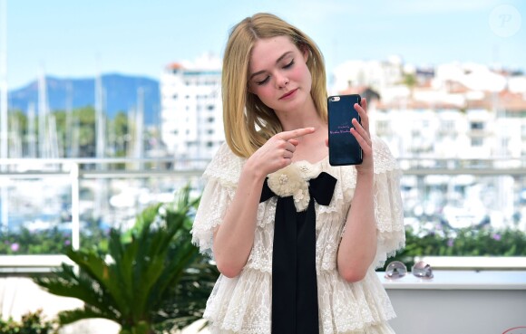 Elle Fanning (robe Chanel) - Photocall du film "The Neon Demon" lors du 69e Festival International du Film de Cannes. Le 20 mai 2016 © Giancarlo Gorassini / Bestimage