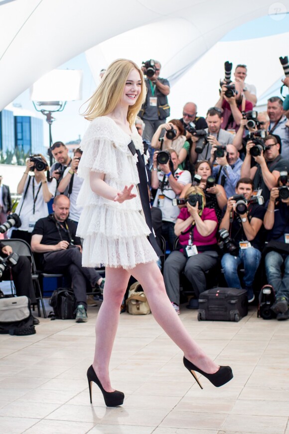Elle Fanning (robe Chanel) - Photocall du film "The Neon Demon" lors du 69e Festival International du Film de Cannes. Le 20 mai 2016 © Giancarlo Gorassini / Bestimage
