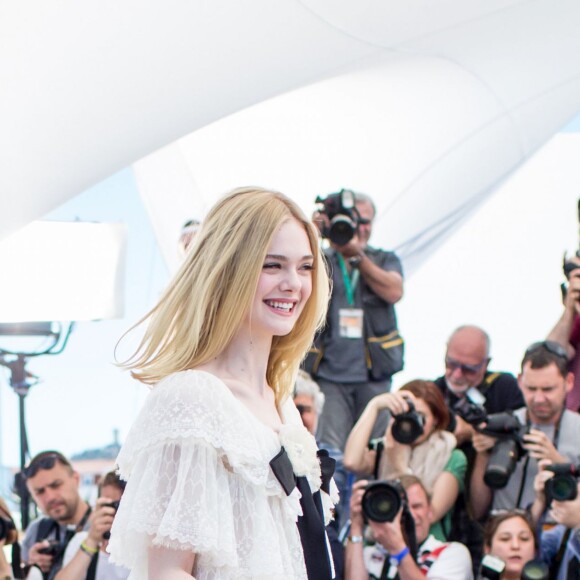 Elle Fanning (robe Chanel) - Photocall du film "The Neon Demon" lors du 69e Festival International du Film de Cannes. Le 20 mai 2016 © Giancarlo Gorassini / Bestimage