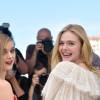 Bella Heathcote et Elle Fanning - Photocall du film "The Neon Demon" lors du 69e Festival International du Film de Cannes. Le 20 mai 2016 © Giancarlo Gorassini / Bestimage