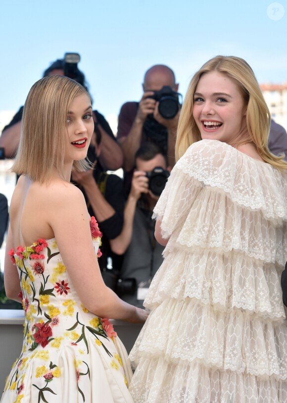 Bella Heathcote et Elle Fanning - Photocall du film "The Neon Demon" lors du 69e Festival International du Film de Cannes. Le 20 mai 2016 © Giancarlo Gorassini / Bestimage