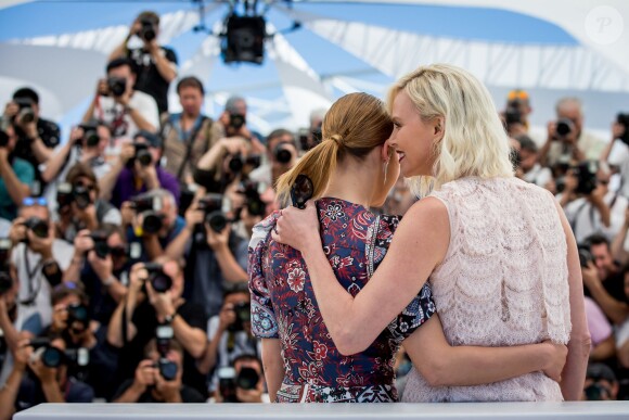 Adèle Exarchopoulos et Charlize Theron au photocall du film "The last Face" au 69ème Festival international du film de Cannes le 20 mai 2016. © Cyril Moreau / Olivier Borde / Bestimage
