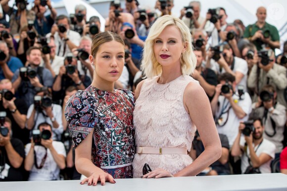 Adèle Exarchopoulos et Charlize Theron au photocall du film "The last Face" au 69ème Festival international du film de Cannes le 20 mai 2016. © Cyril Moreau / Olivier Borde / Bestimage