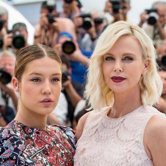 Adèle Exarchopoulos et Charlize Theron au photocall du film "The last Face" au 69ème Festival international du film de Cannes le 20 mai 2016. © Cyril Moreau / Olivier Borde / Bestimage