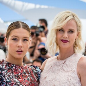 Adèle Exarchopoulos et Charlize Theron au photocall du film "The last Face" au 69ème Festival international du film de Cannes le 20 mai 2016. © Cyril Moreau / Olivier Borde / Bestimage