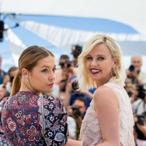 Adèle Exarchopoulos et Charlize Theron au photocall du film "The last Face" au 69ème Festival international du film de Cannes le 20 mai 2016. © Cyril Moreau / Olivier Borde / Bestimage