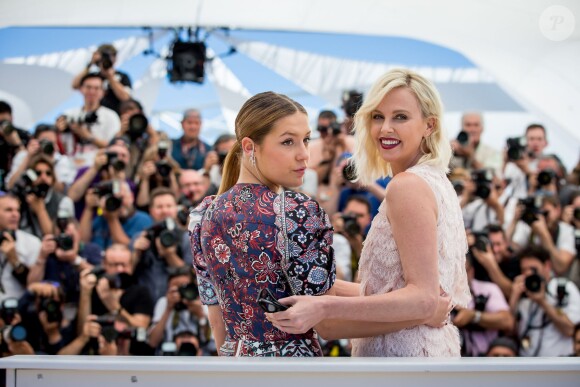 Adèle Exarchopoulos et Charlize Theron au photocall du film "The last Face" au 69ème Festival international du film de Cannes le 20 mai 2016. © Cyril Moreau / Olivier Borde / Bestimage