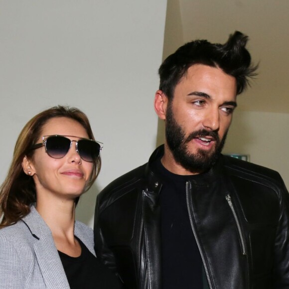 Nabilla Benattia quitte le tribunal de Nanterre avec son compagnon Thomas Vergara le 19 mai 2016. Elle est condamnée à 24 mois de prison dont 6 mois ferme pour avoir poignardé son compagnon Thomas Vergara. Le couple s'embrasse tendrement devant les caméras et sort avec le sourire.