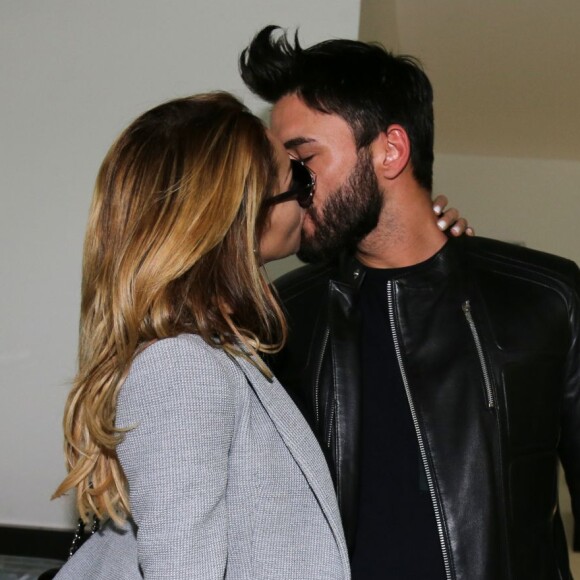Nabilla Benattia quitte le tribunal de Nanterre avec son compagnon Thomas Vergara le 19 mai 2016. Elle est condamnée à 24 mois de prison dont 6 mois ferme pour avoir poignardé son compagnon Thomas Vergara. Le couple s'embrasse tendrement devant les caméras et sort avec le sourire.