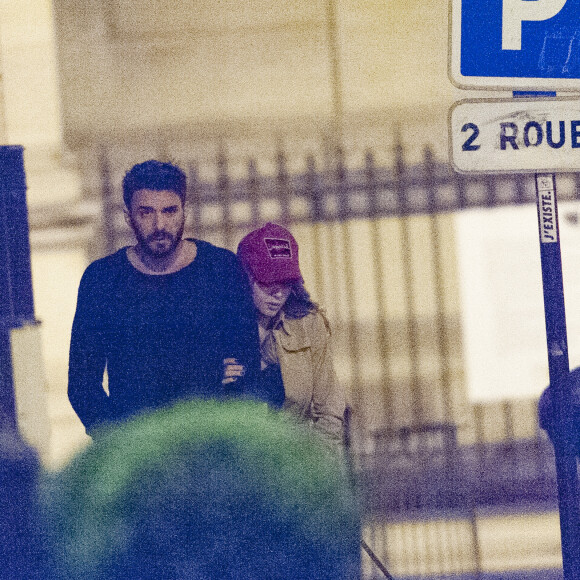 Exclusif - Nabilla Benattia et son compagnon Thomas Vergara promènent leur chien vers 1h du matin et rentrent à leur hôtel à Paris, le 28 avril 2016. Thomas est en short alors qu'il fait 2 degrés!