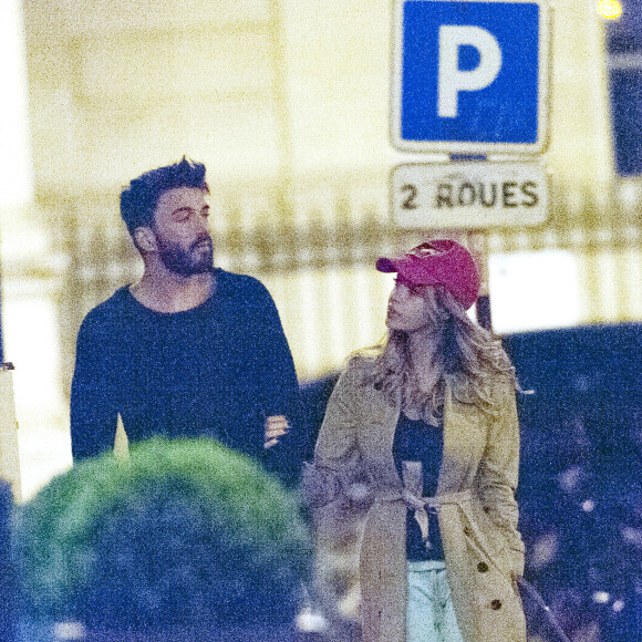Exclusif - Nabilla Benattia et son compagnon Thomas Vergara promènent leur chien vers 1h du matin et rentrent à leur hôtel à Paris, le 28 avril 2016. Thomas est en short alors qu'il fait 2 degrés!