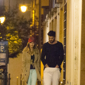 Exclusif - Nabilla Benattia et son compagnon Thomas Vergara promènent leur chien vers 1h du matin et rentrent à leur hôtel à Paris, le 28 avril 2016. Thomas est en short alors qu'il fait 2 degrés!