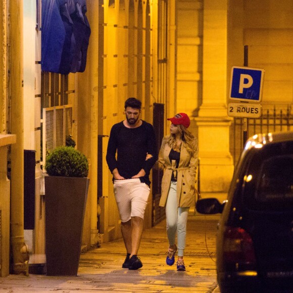 Exclusif - Nabilla Benattia et son compagnon Thomas Vergara promènent leur chien vers 1h du matin et rentrent à leur hôtel à Paris, le 28 avril 2016. Thomas est en short alors qu'il fait 2 degrés!