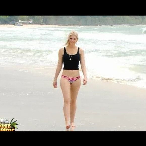 Elodie de "Moundir et les apprentis aventuriers" en maillot de bain