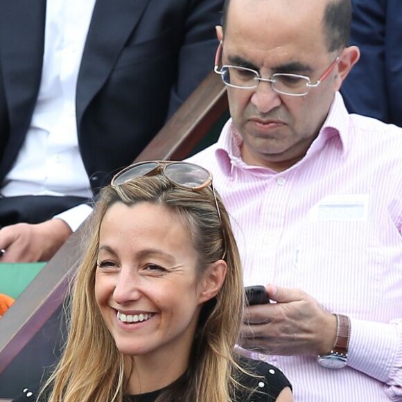 Hugh Grant et sa compagne Anna Elisabet Eberstein dans les tribunes de Roland-Garros le 25 mai 2016 © Dominique Jacovides / Bestimage.