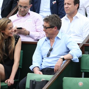 Hugh Grant et sa compagne Anna Elisabet Eberstein dans les tribunes de Roland-Garros le 25 mai 2016 © Dominique Jacovides / Bestimage.