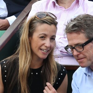 Hugh Grant et sa compagne Anna Elisabet Eberstein dans les tribunes de Roland-Garros le 25 mai 2016 © Dominique Jacovides / Bestimage.