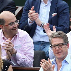 Hugh Grant et sa compagne Anna Elisabet Eberstein dans les tribunes de Roland-Garros le 25 mai 2016 © Dominique Jacovides / Bestimage.