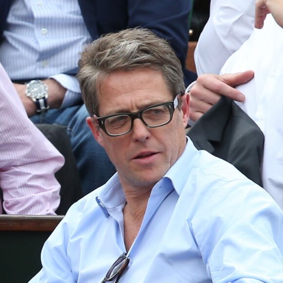 Hugh Grant et sa compagne Anna Elisabet Eberstein dans les tribunes de Roland-Garros le 25 mai 2016 © Dominique Jacovides / Bestimage.