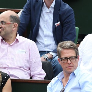 Hugh Grant et sa compagne Anna Elisabet Eberstein dans les tribunes de Roland-Garros le 25 mai 2016 © Dominique Jacovides / Bestimage.