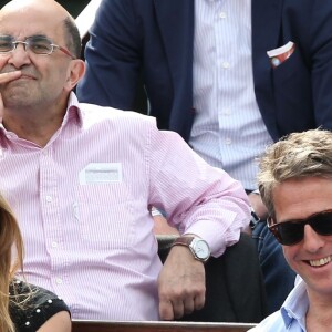 Hugh Grant et sa compagne Anna Elisabet Eberstein dans les tribunes de Roland-Garros le 25 mai 2016 © Dominique Jacovides / Bestimage.