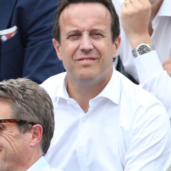 Hugh Grant et sa compagne Anna Elisabet Eberstein dans les tribunes de Roland-Garros le 25 mai 2016 © Dominique Jacovides / Bestimage.