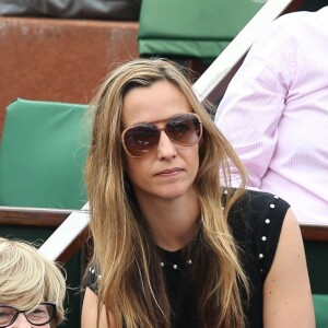 Hugh Grant et sa compagne Anna Elisabet Eberstein dans les tribunes de Roland-Garros le 25 mai 2016 © Dominique Jacovides / Bestimage.