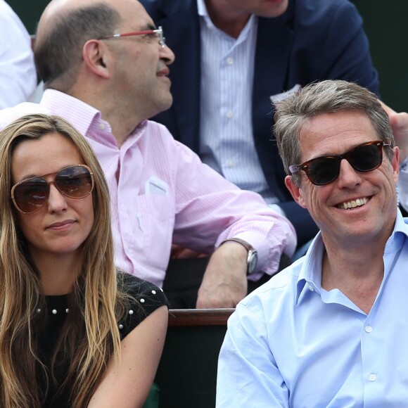 Hugh Grant et sa compagne Anna Elisabet Eberstein dans les tribunes de Roland-Garros le 25 mai 2016 © Dominique Jacovides / Bestimage.