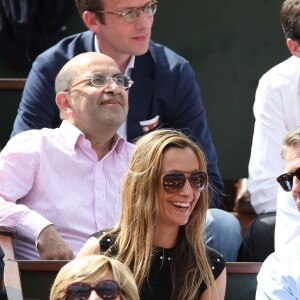 Hugh Grant et sa compagne Anna Elisabet Eberstein dans les tribunes de Roland-Garros le 25 mai 2016 © Dominique Jacovides / Bestimage.