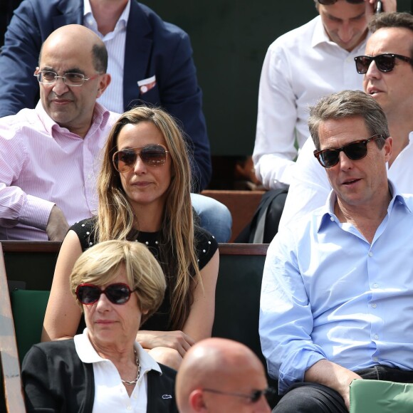 Hugh Grant et sa compagne Anna Elisabet Eberstein dans les tribunes de Roland-Garros le 25 mai 2016 © Dominique Jacovides / Bestimage.