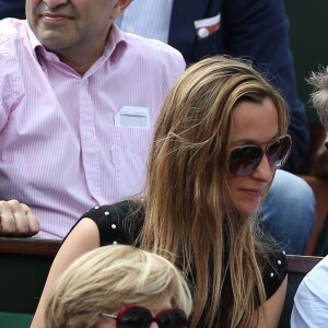 Hugh Grant et sa compagne Anna Elisabet Eberstein dans les tribunes de Roland-Garros le 25 mai 2016 © Dominique Jacovides / Bestimage.