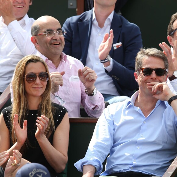 Hugh Grant et sa compagne Anna Elisabet Eberstein dans les tribunes de Roland-Garros le 25 mai 2016 © Dominique Jacovides / Bestimage.